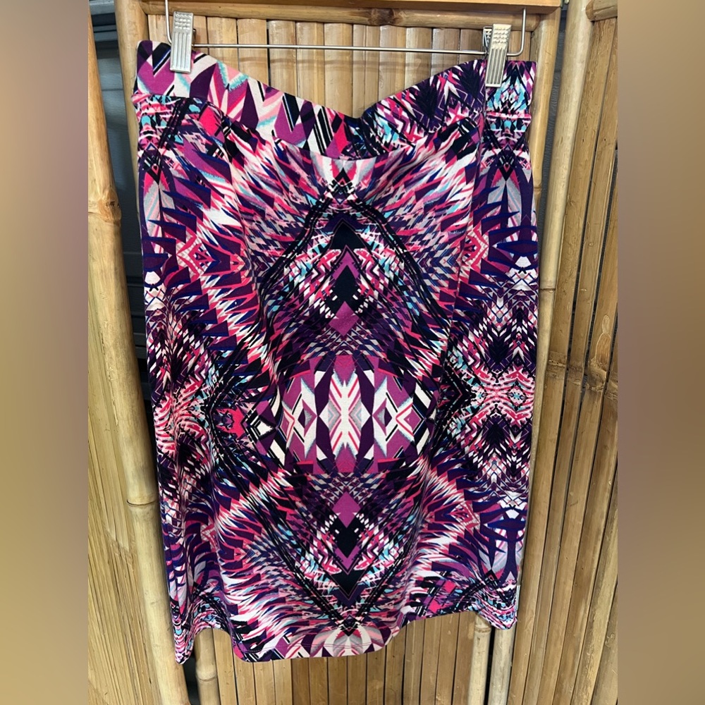 Sunny Leigh pencil skirt. Medium/ poly blend/ stretchable fabric.